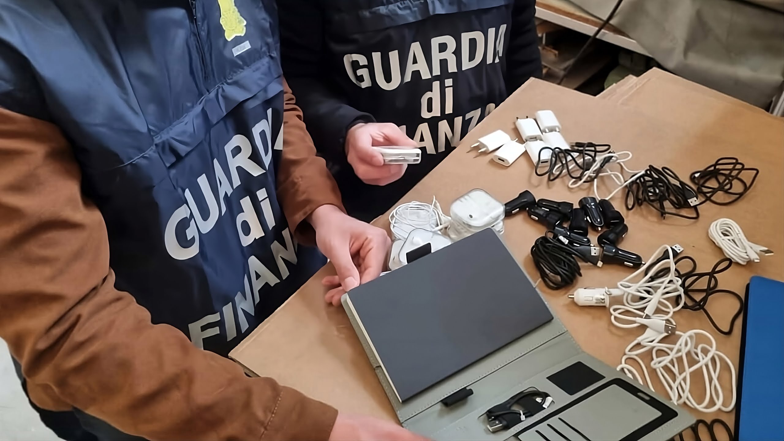Guardia di Finanza con computer sequestrati per un accertamento tecnico